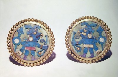 Discos de oreja decorados con guerreros con cabeza de pájaro que llevan escudos, lanzas y hondas, estilo Mochica de Pre Columbian Pre Columbian
